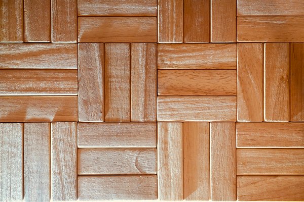 Comment restaurer un parquet ancien avec des techniques respectueuses de l'environnement?